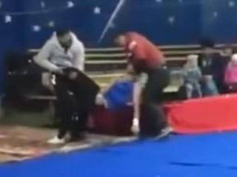 أفعى تخنق مدرب بالسيرك حتى الموت